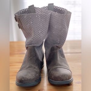 Sorel Major pull on perforated boot size 10.5